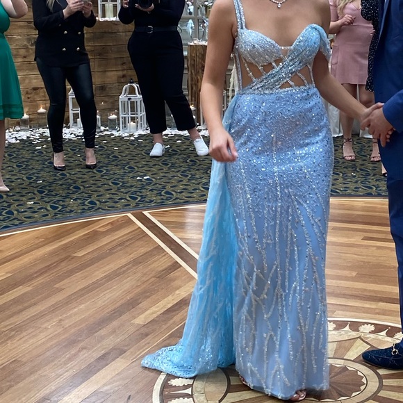 A custom beaded gown, - Picture 4 of 6